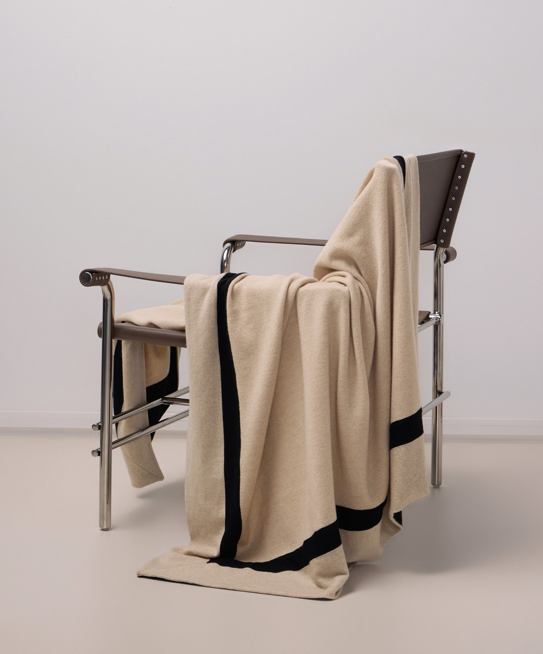 Soft Cashmere Throw for Layered Comfort - Image 2