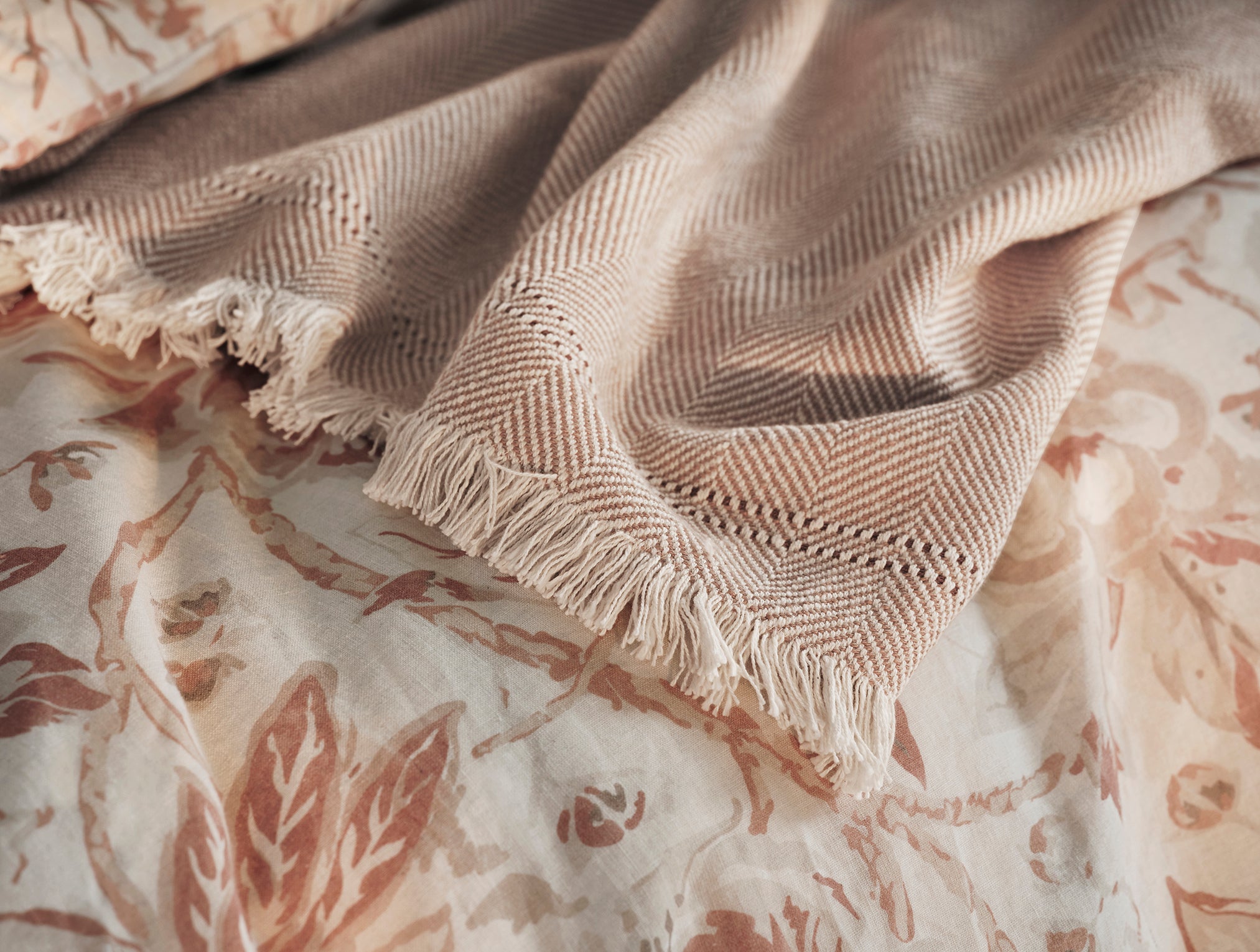 Warm Beige Herringbone Textile Throw Blanket for Everyday Comfort - Image 2